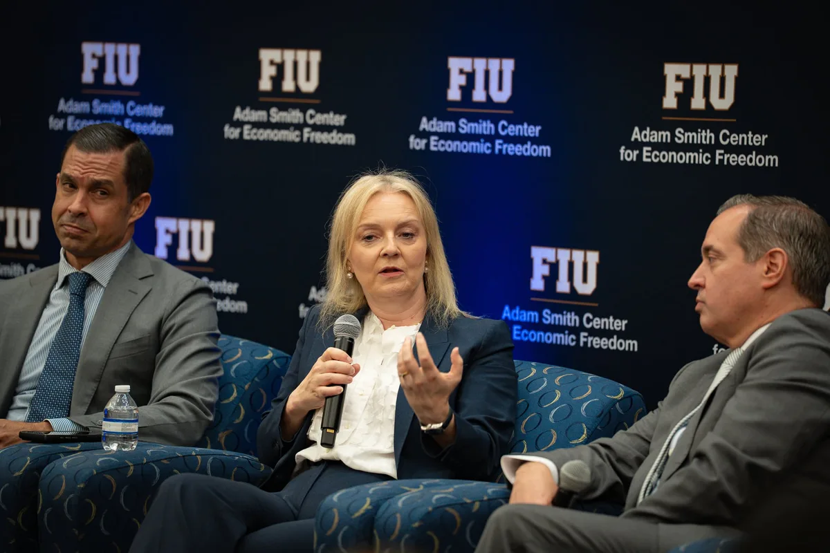 Liz Truss encabezó un encuentro sobre poder, energía, democracia y liderazgo en la FIU