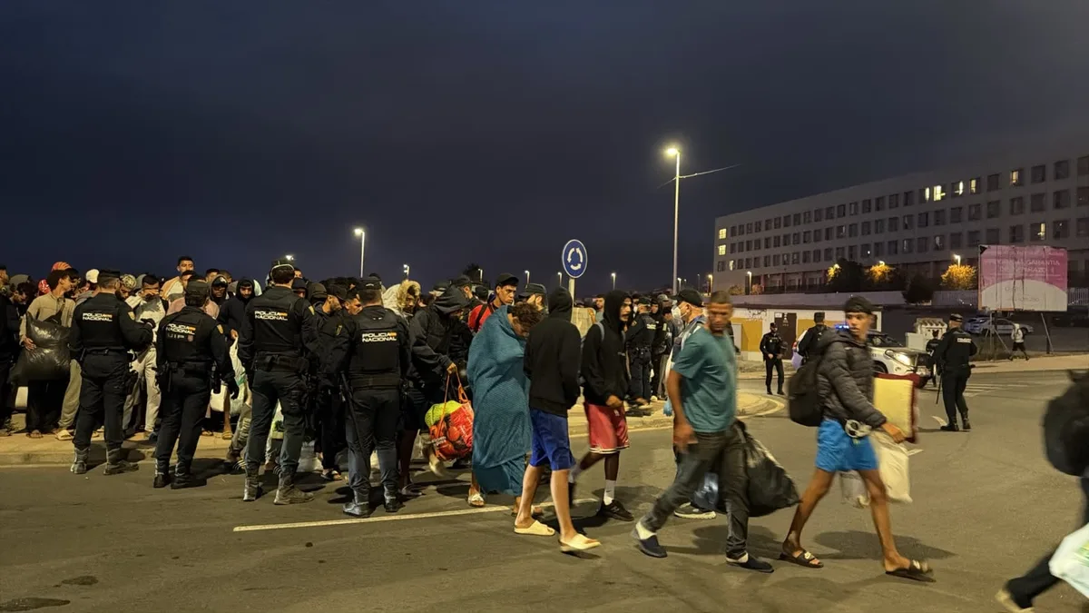 La Policía traslada a más de 800 migrantes a una nueva instalación: “¿Nos llevan a Marruecos?"