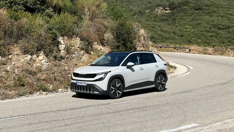 Il est compact mais il a un coffre géant, il est accessible même s'il peine sur l'autoroute: le Skoda Epiq a des arguments face à ses concurrents (même chinois)