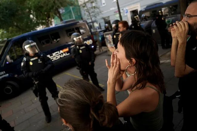 Cientos de personas protestan frente al "ático de Ayuso" contra el desahucio de Maricarmen en Madrid