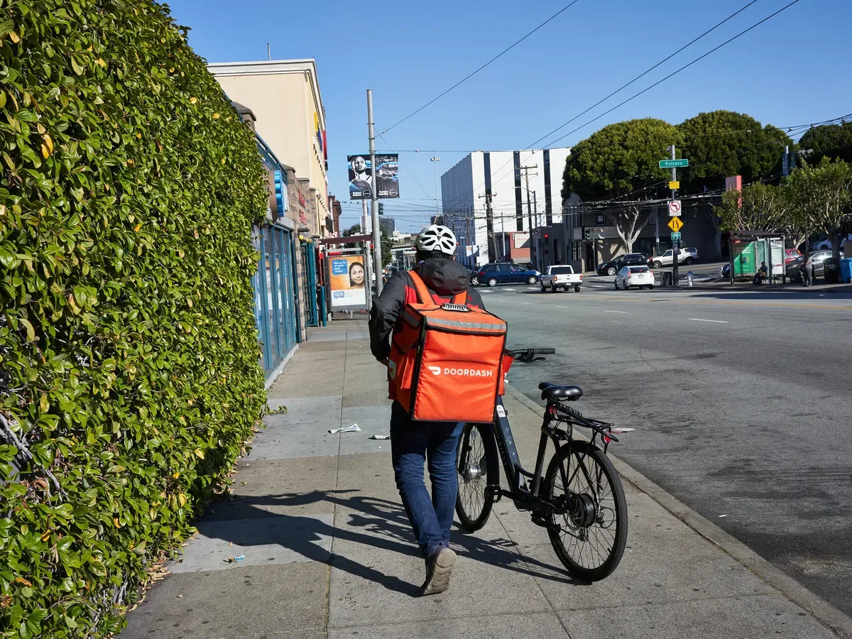 Nueva York logra acuerdo de 131 millones con empresa de delivery para indemnizar a sus repartidores