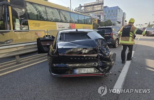 세종서 예비군 수송 버스와 승용차 4대 잇따라 추돌…2명 부상