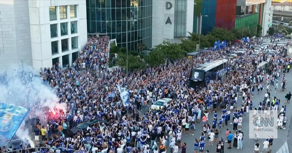A receção apoteótica dos adeptos ao autocarro do FC Porto