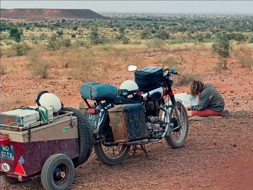 Una pareja compró una vieja Royal Enfield de segunda mano hace casi 50 años. Ya tiene 580,000 km y no piensa detenerse