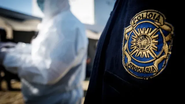 Jovem de 17 anos detido após esfaquear outro menor. Ficou em preventiva