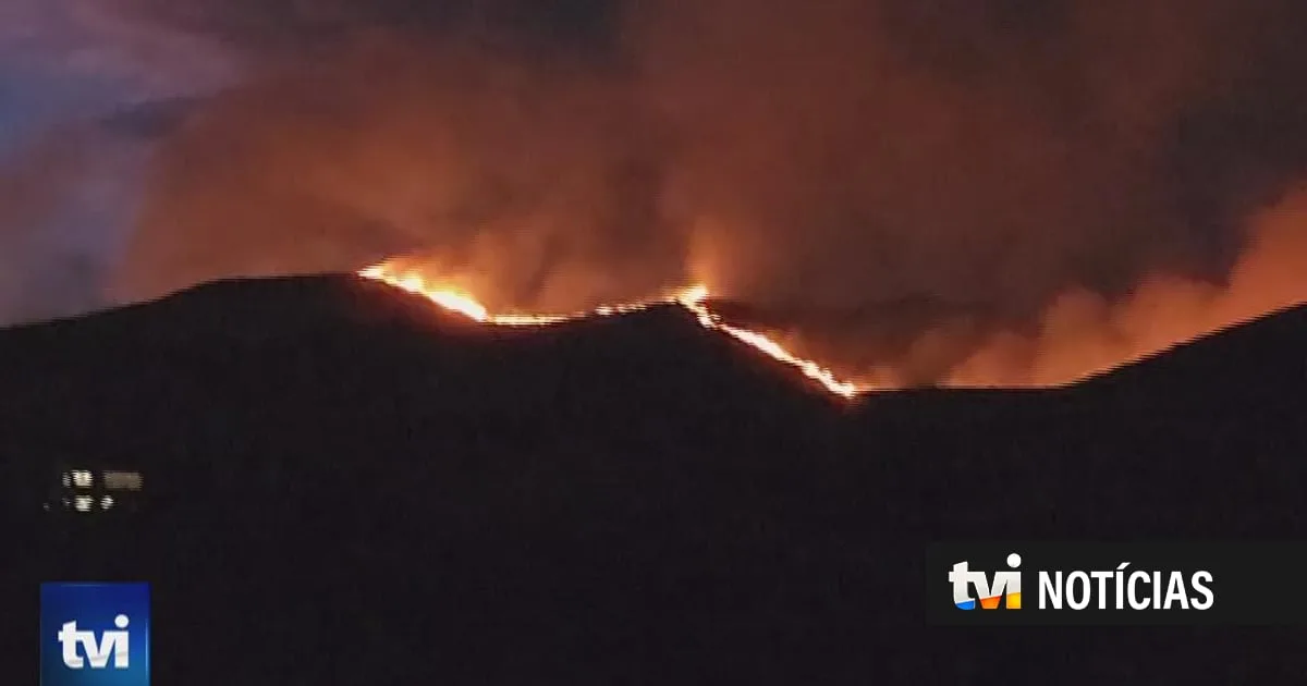 Dezenas de milhares de pessoas obrigadas a fugir de um dos maiores incêndios do ano nos EUA
