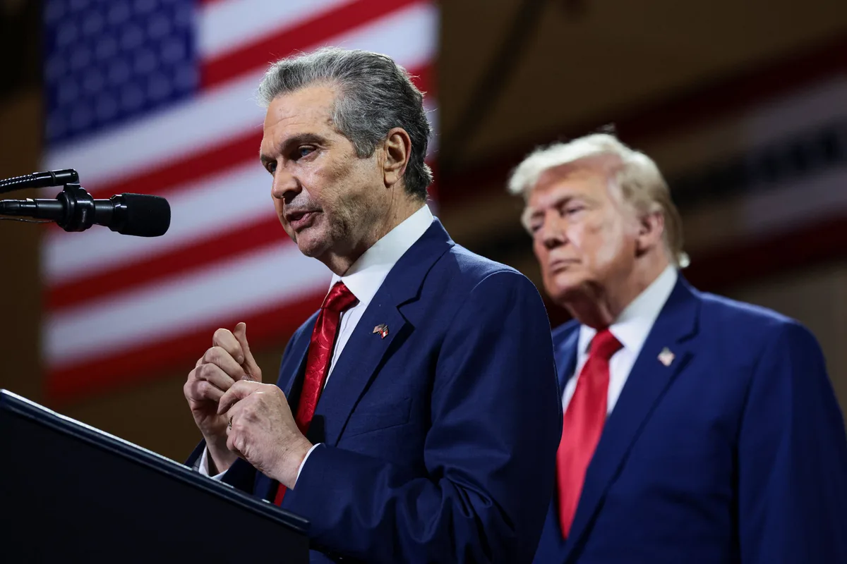 Aux États-Unis, ce candidat anti-immigration rattrapé par les pratiques de son entreprise