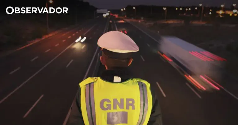 IC8 fechado após colisão entre camião e dois carros