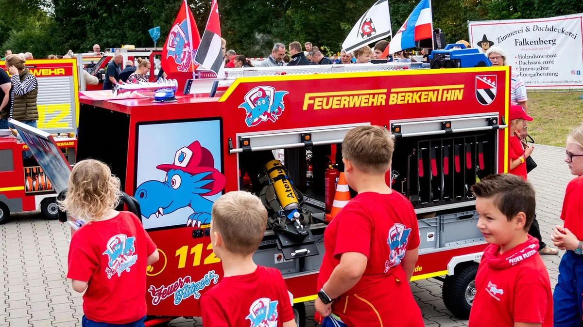 17 kleine Exemplare: Mini-Feuerwehrautos locken Besucher nach Berkenthin