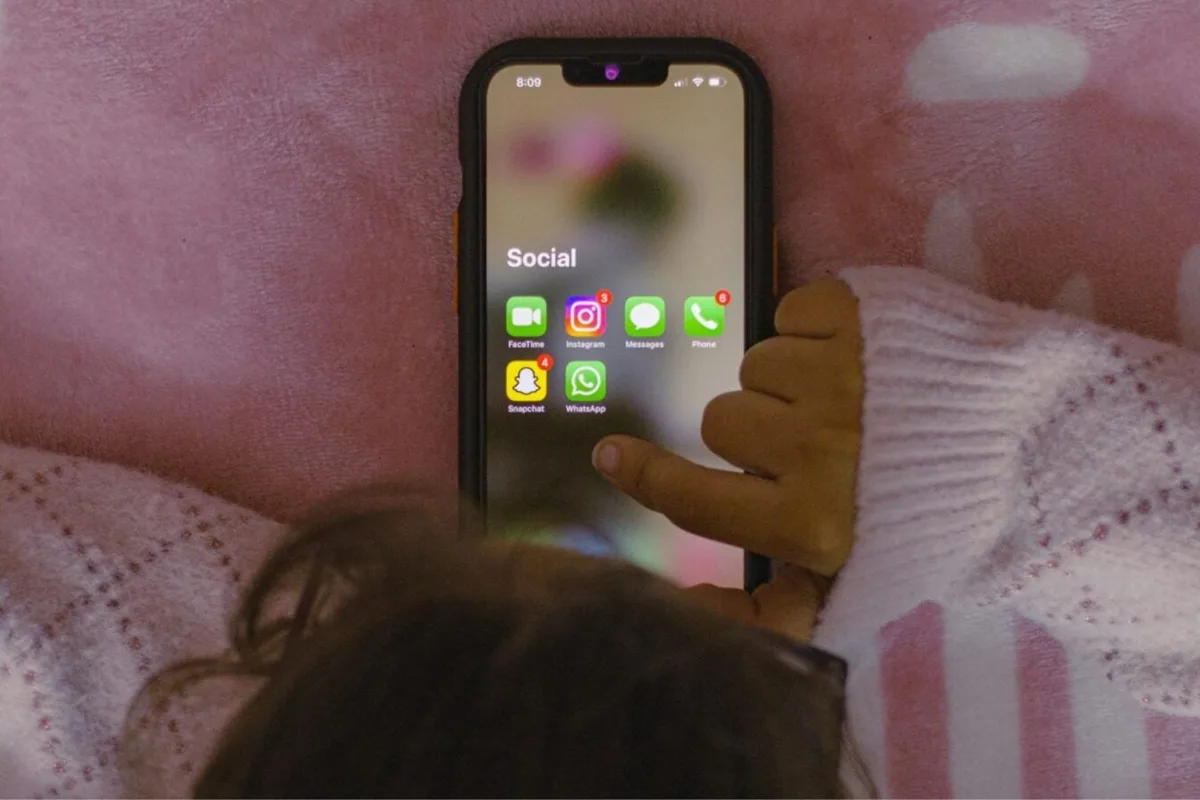 Interdiction des réseaux sociaux aux moins de 15 ans : la loi censurée au nom de la liberté d’expression