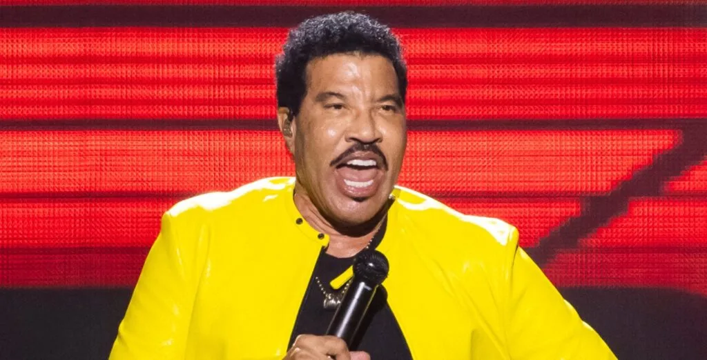 Lionel Richie é internado na UTI após passar mal durante show nos EUA