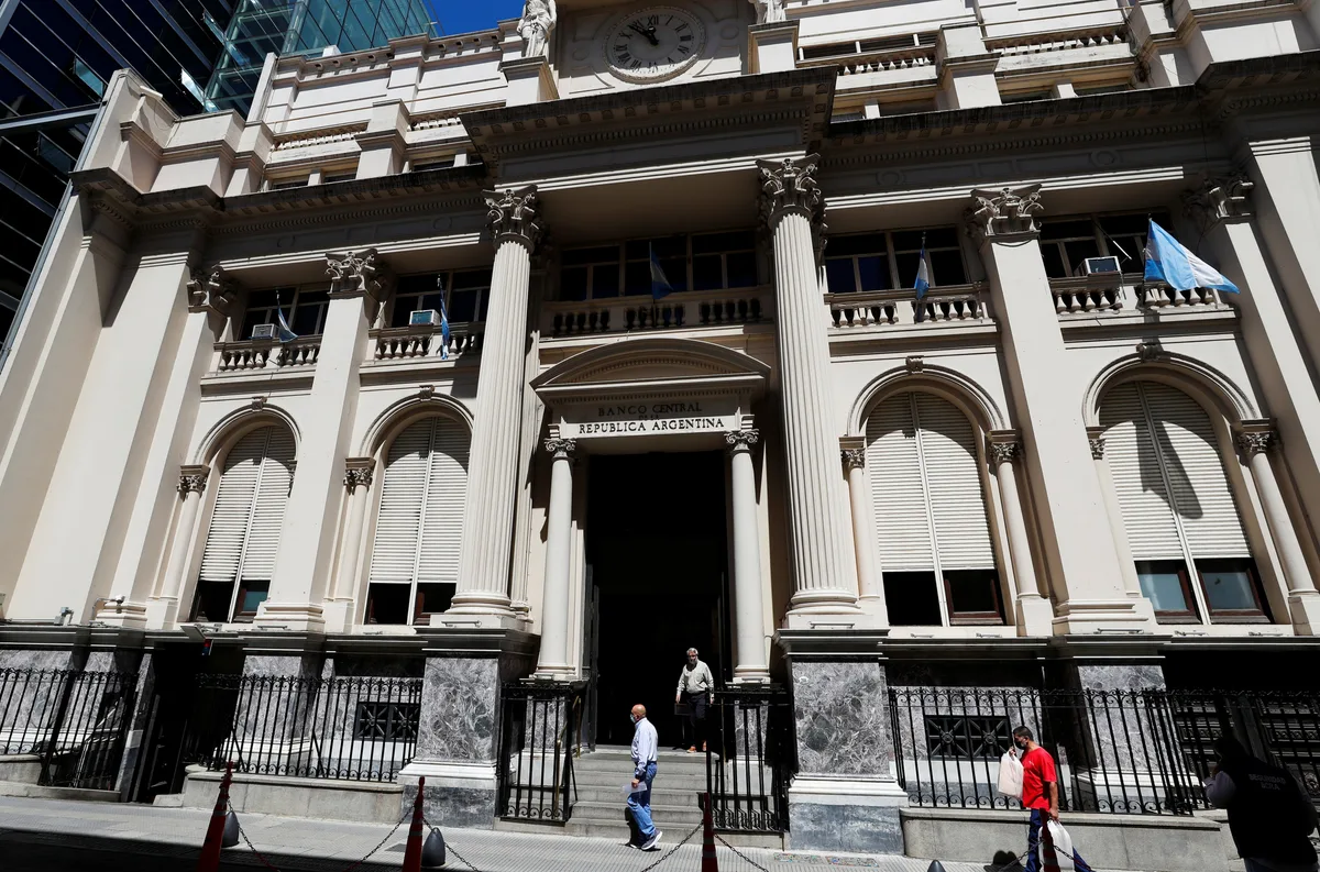 Suben las tasas de interés: cuál es la señal que dio el Gobierno para el dólar, el crédito y la actividad