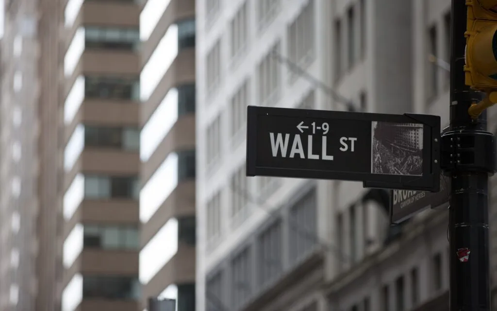 Wall Street arranca em alta ligeira à espera de Kevin Warsh. Paypal cai 12%