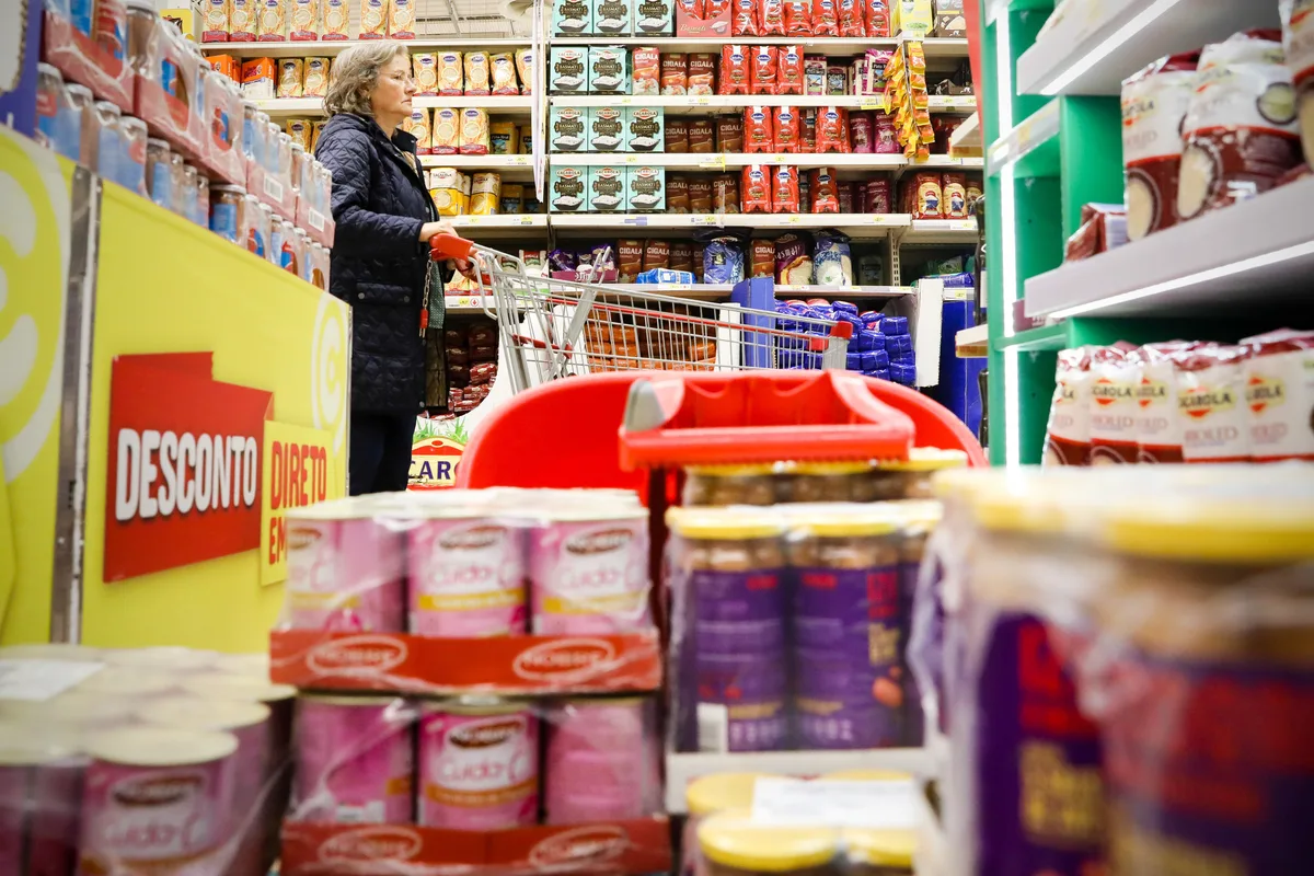 Atum, farinha e feijão estão entre os produtos que mais encareceram na última semana