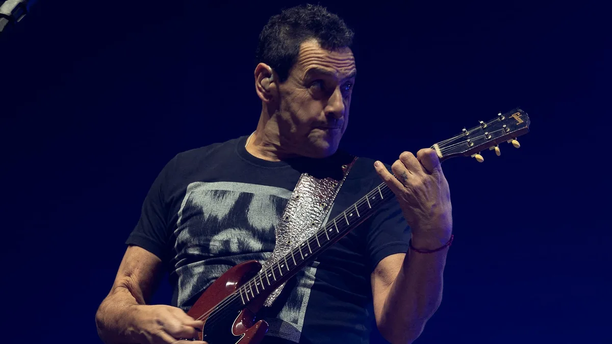 Ricardo Mollo levantó la bandera de Malvinas en un concierto de Divididos: “Son Argentinas”