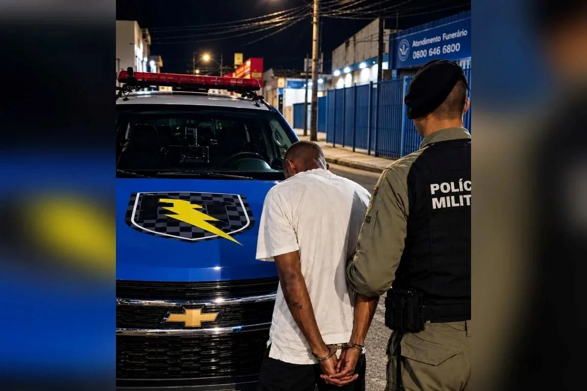 Homem tira a roupa dentro de loja após suspeita de furto e é preso em Goiás