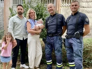 « Sans cette escorte, j’aurais accouché dans la voiture ! » : les parents présentent le bébé aux policiers rennais