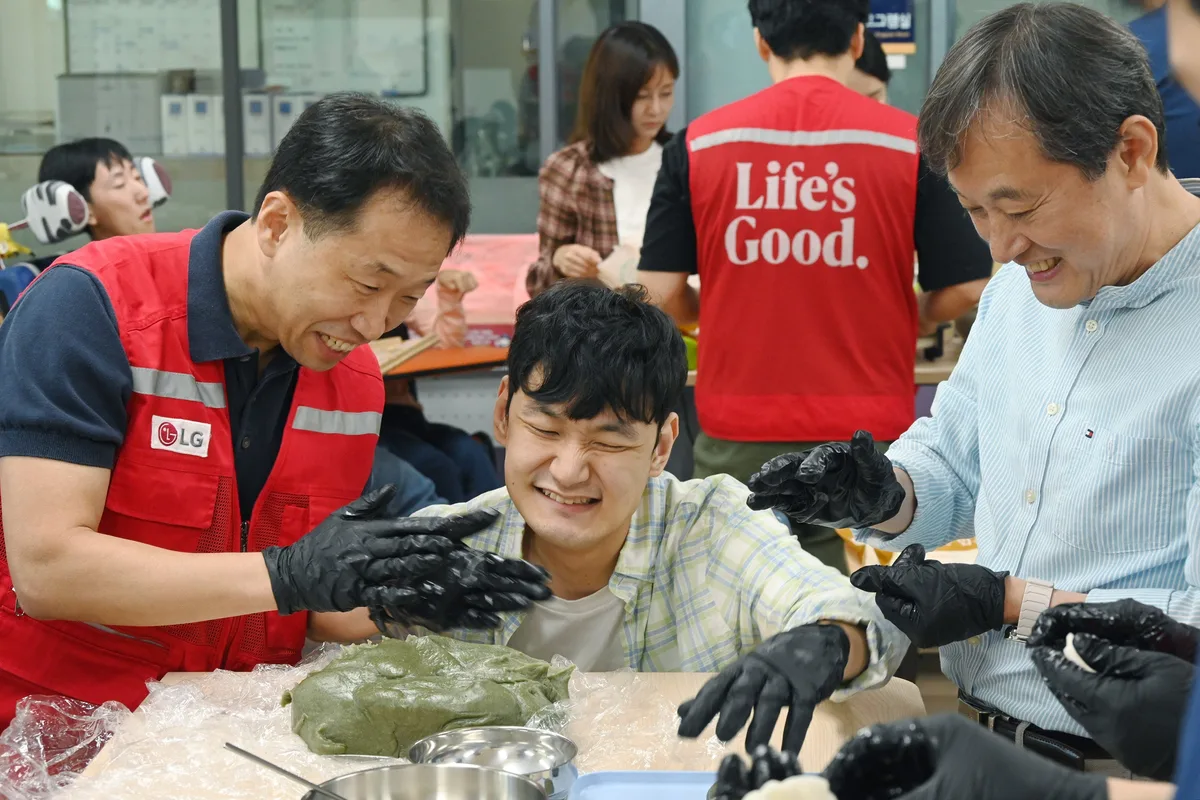 LG전자 임직원, 추석 앞두고 장애인 복지시설서 송편 빚기 봉사