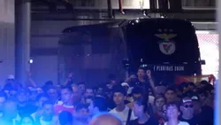Benfica: centenas de adeptos acompanham a saída do autocarro da Luz