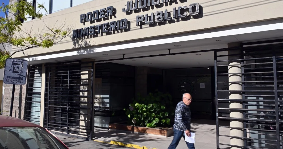 Robo en Viedma: amenazó con un revólver a un taxista para quitarle el celular y llevaba otra pistola
