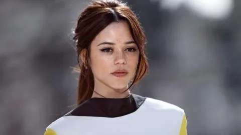 Jenna Ortega tiene el truco perfecto para llevar vestidos largos si eres bajita: plataformas de vértigo