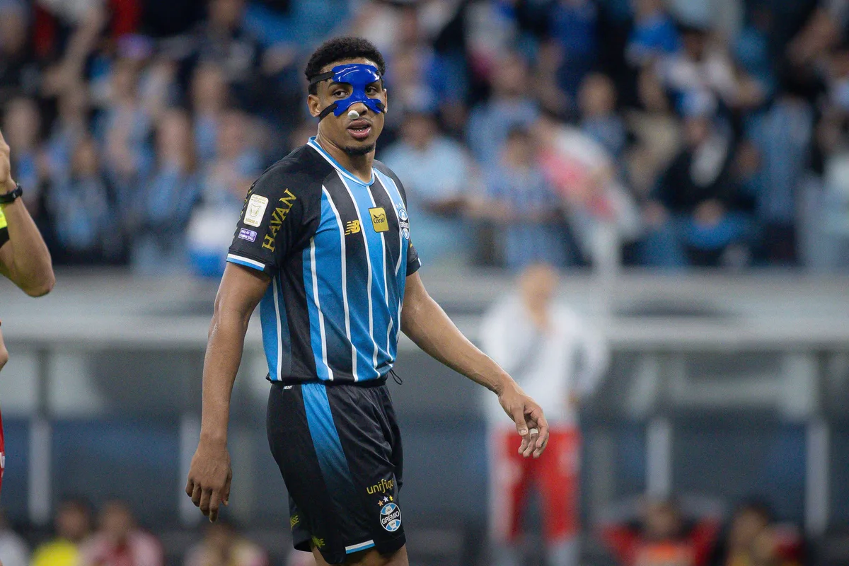 Após cirurgia, Wallace retorna ao Grêmio nesta semana e será reavaliado para treinos