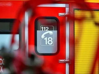 Violente collision entre une moto et une voiture en Normandie : un motard, âgé de 27 ans, décède