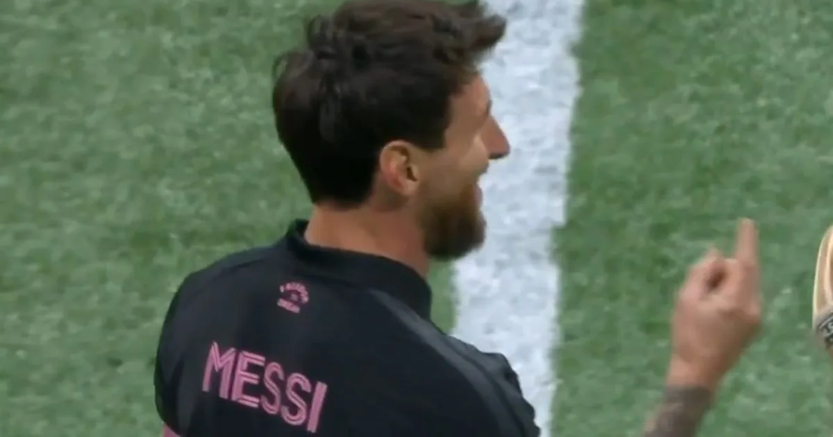 Dos perlas del show de Messi: el gesto y la bronca con un ex Boca y cambio de camiseta con un ex River