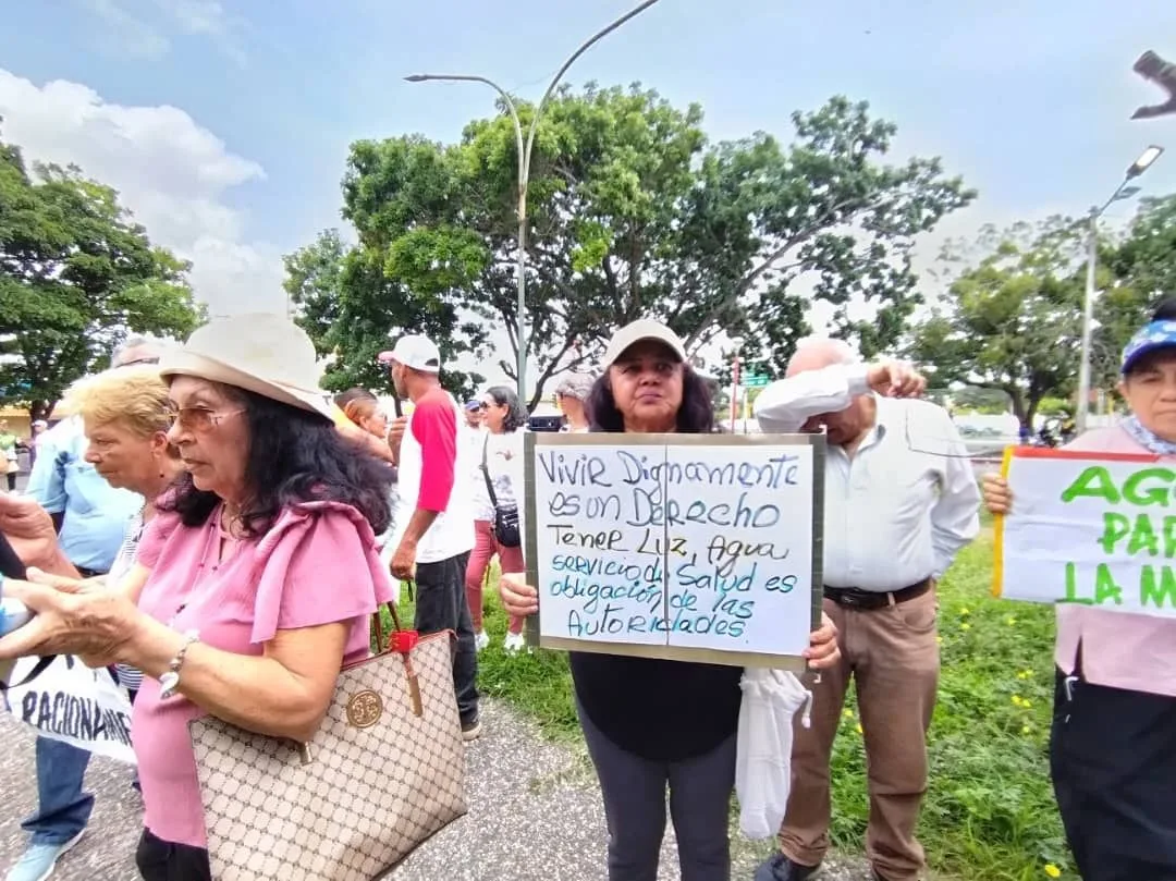 Vecinos de Cabudare no se calan más fallas de luz, agua, aseo... y salen a protestar