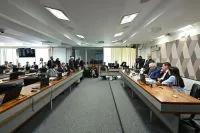 Entenda o que muda e próximos passos após CCJ aprovar o fim da escala 6×1