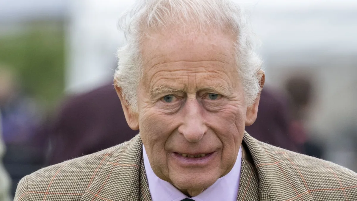 Carlos III, blindado por toda su familia, reaparece en Balmoral tras la noticia del regreso de Harry y Meghan al Reino Unido