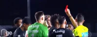 Vasco supera expulsão, vence Vitória e abre vantagem na Copa do Brasil
