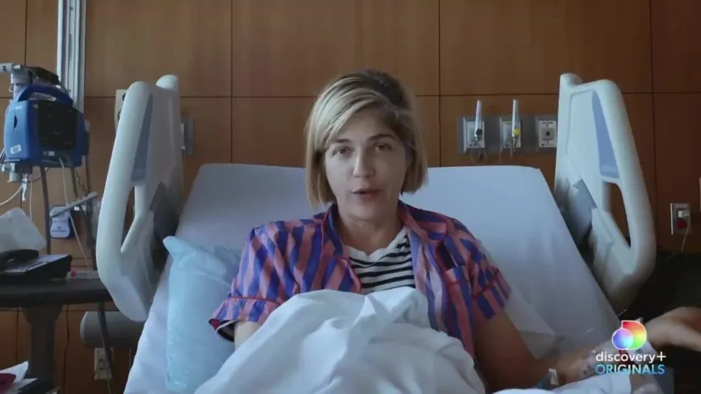 Selma Blair se pronuncia após ser presa em avião: “Não tinha intenção de machucar ninguém”