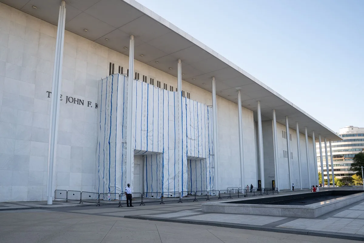 « Donald Trump l’a mené à la ruine financière » : à Washington, le Kennedy Center du prestige à la faillite