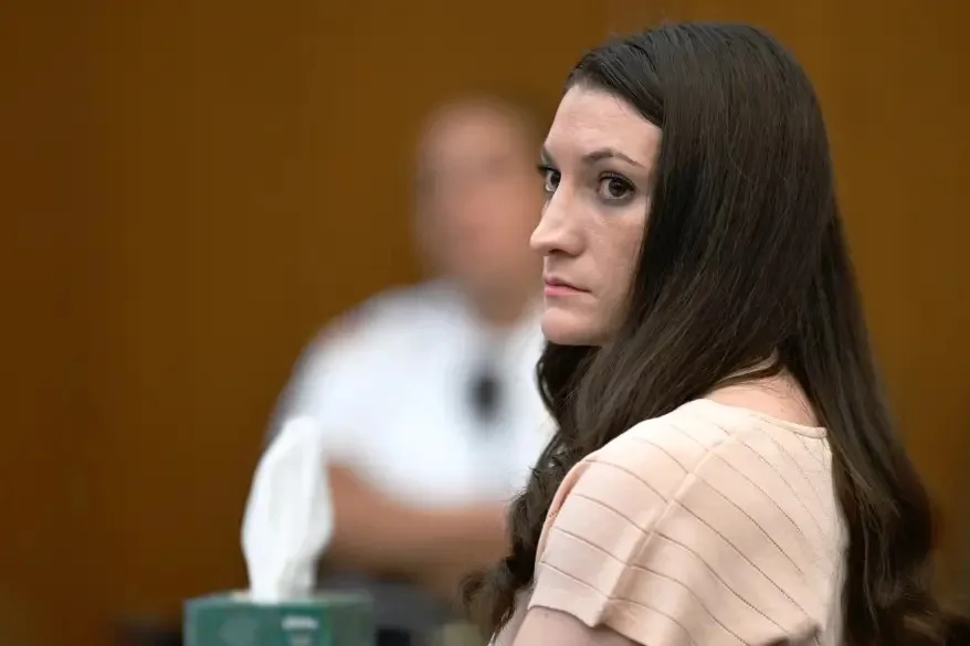 Los últimos mensajes que mujer le envió a su esposo antes de matar a sus tres hijos en Massachusetts