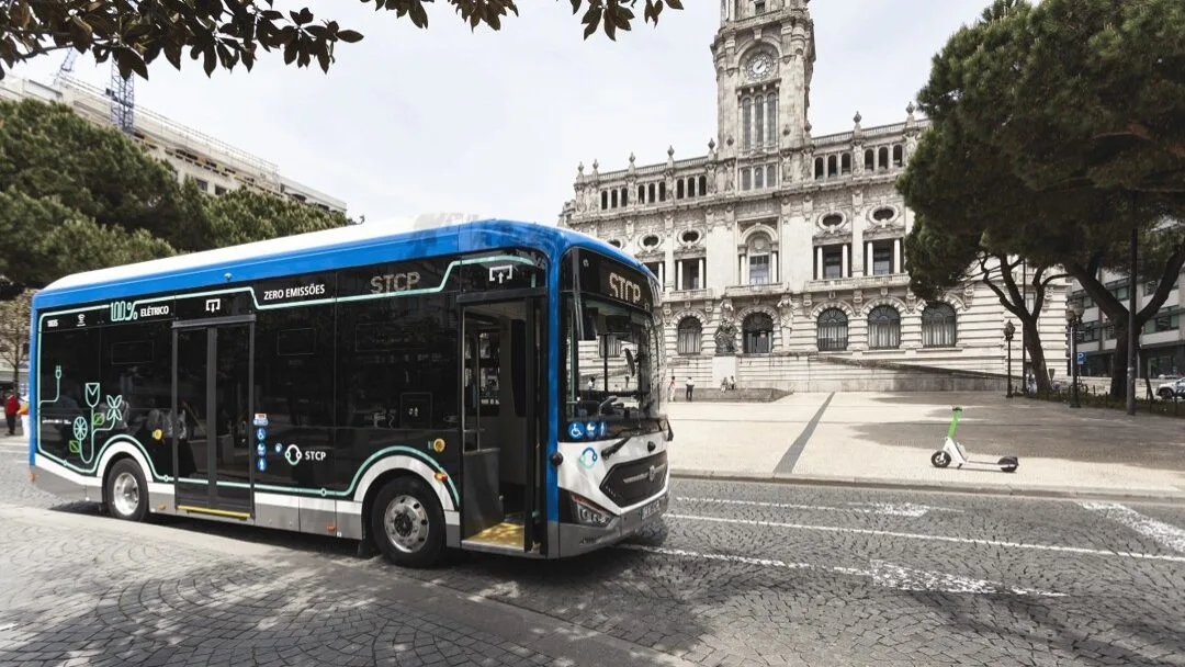 Quando chega o próximo autocarro no Porto? A STCP responde no WhatsApp