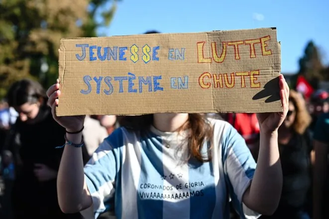 Le ministre de l’éducation sort 3 000 postes de son chapeau