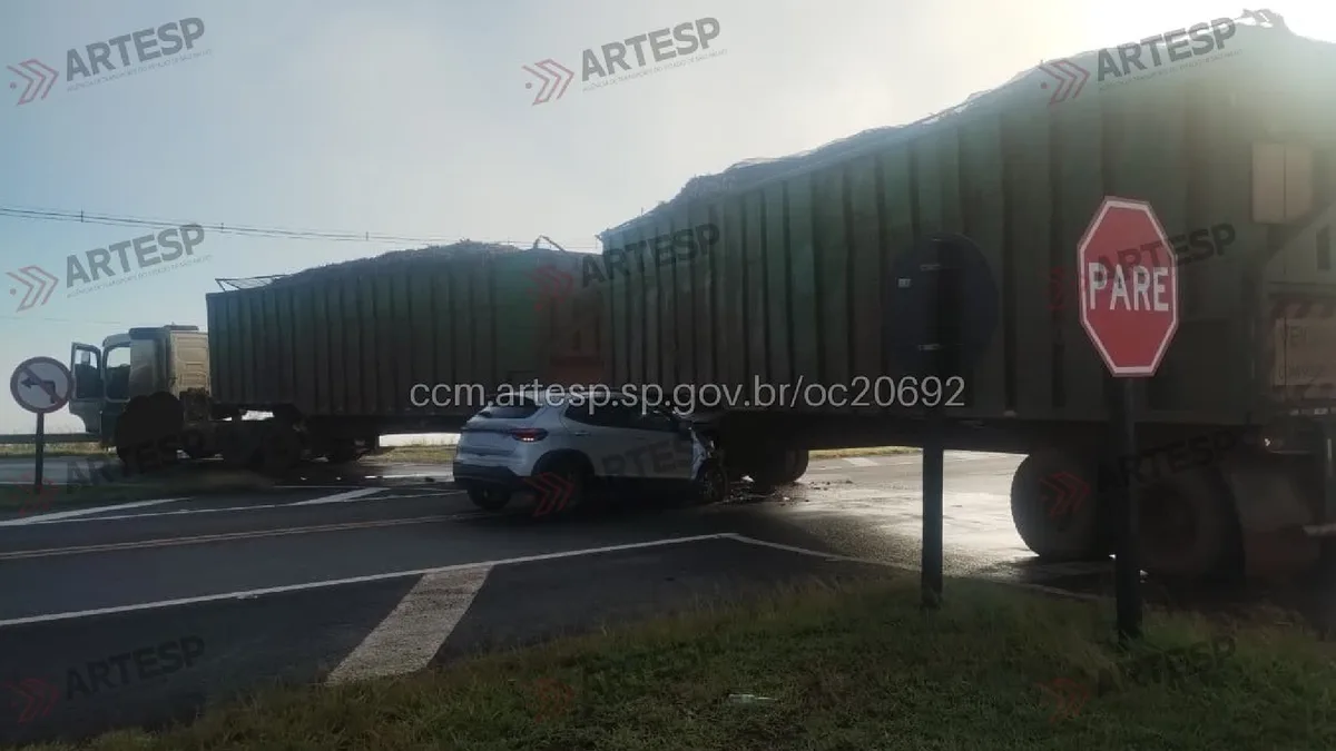 Motorista fica ferido após bater carro em carreta bitrem na SP-304 em Mineiros do Tietê