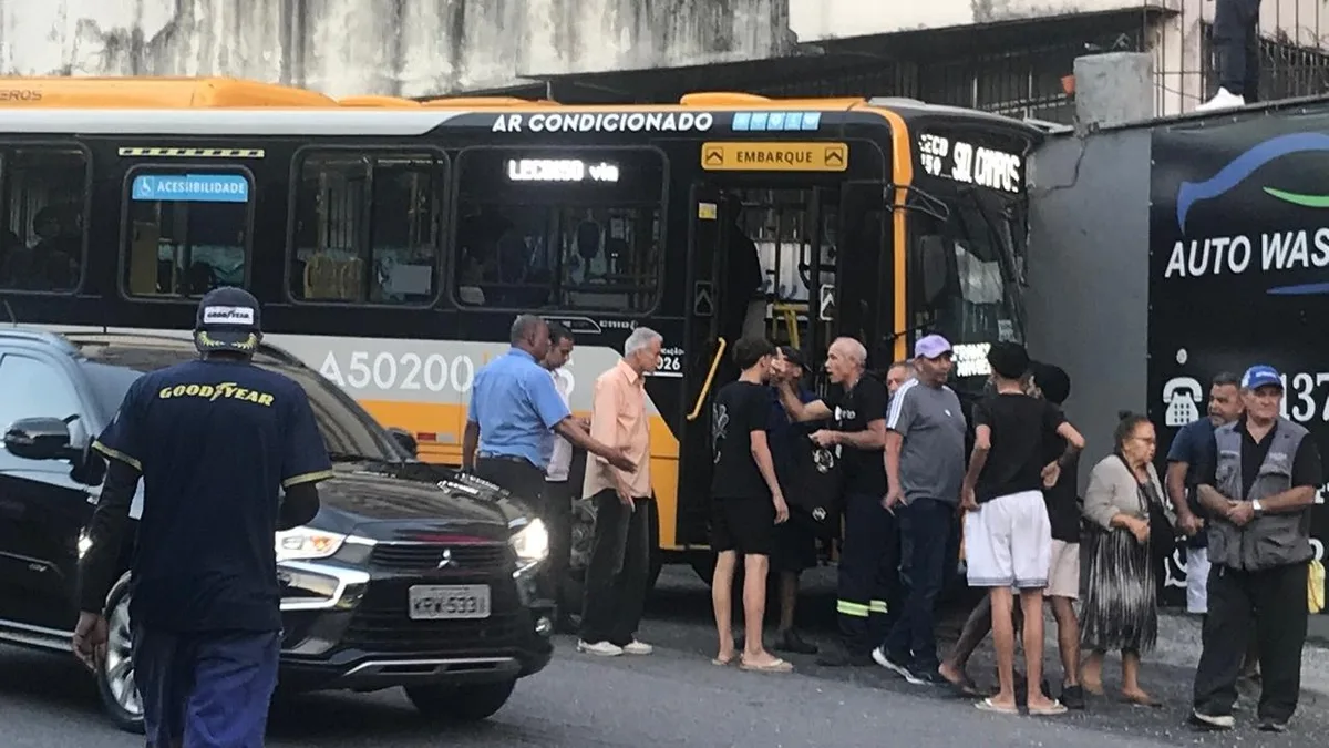 Ônibus bate em muro em Botafogo, na Zona Sul do Rio, e deixa 10 feridos