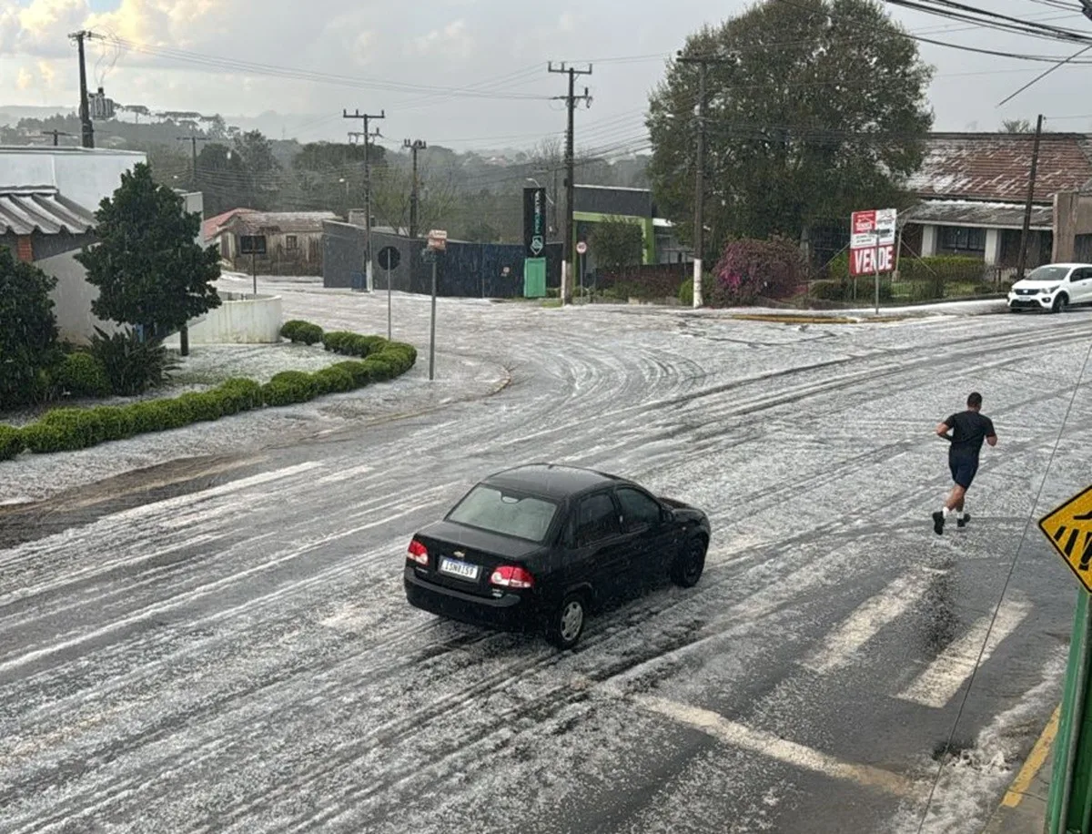 VÍDEO: Granizo acumula, deixa ruas brancas e prejudica tráfego em estradas após temporal em SC