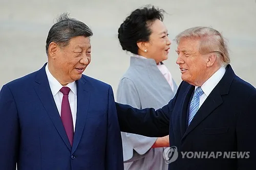 1시간 기다린 트럼프, 시진핑에 '황제의전'…레드카펫 깔고 B-1 띄워