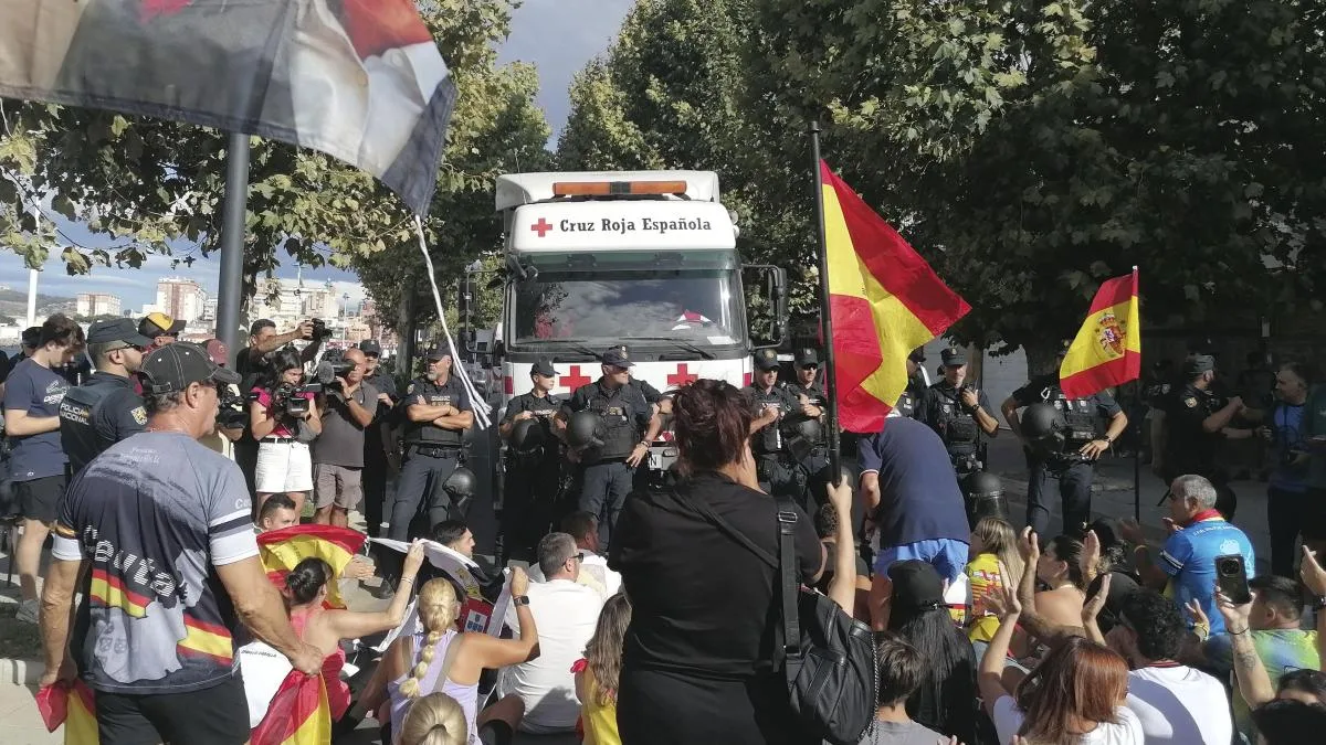 Ceuta se acerca al estallido social tras la quema de un campamento de migrantes