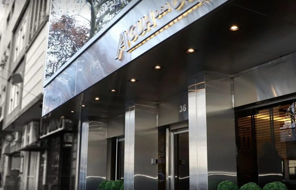 Una mujer murió tras caer del quinto piso de un hotel en Mendoza: detuvieron a su pareja