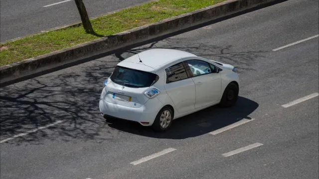 Motorista TVDE leva idosa ao colo após hospital recusar cadeira de rodas