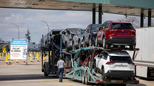 US-Kanada-Handelskonflikt: Trump kündigt 50-Prozent-Zoll auf Autos, Lkw und Stahl aus Kanada an