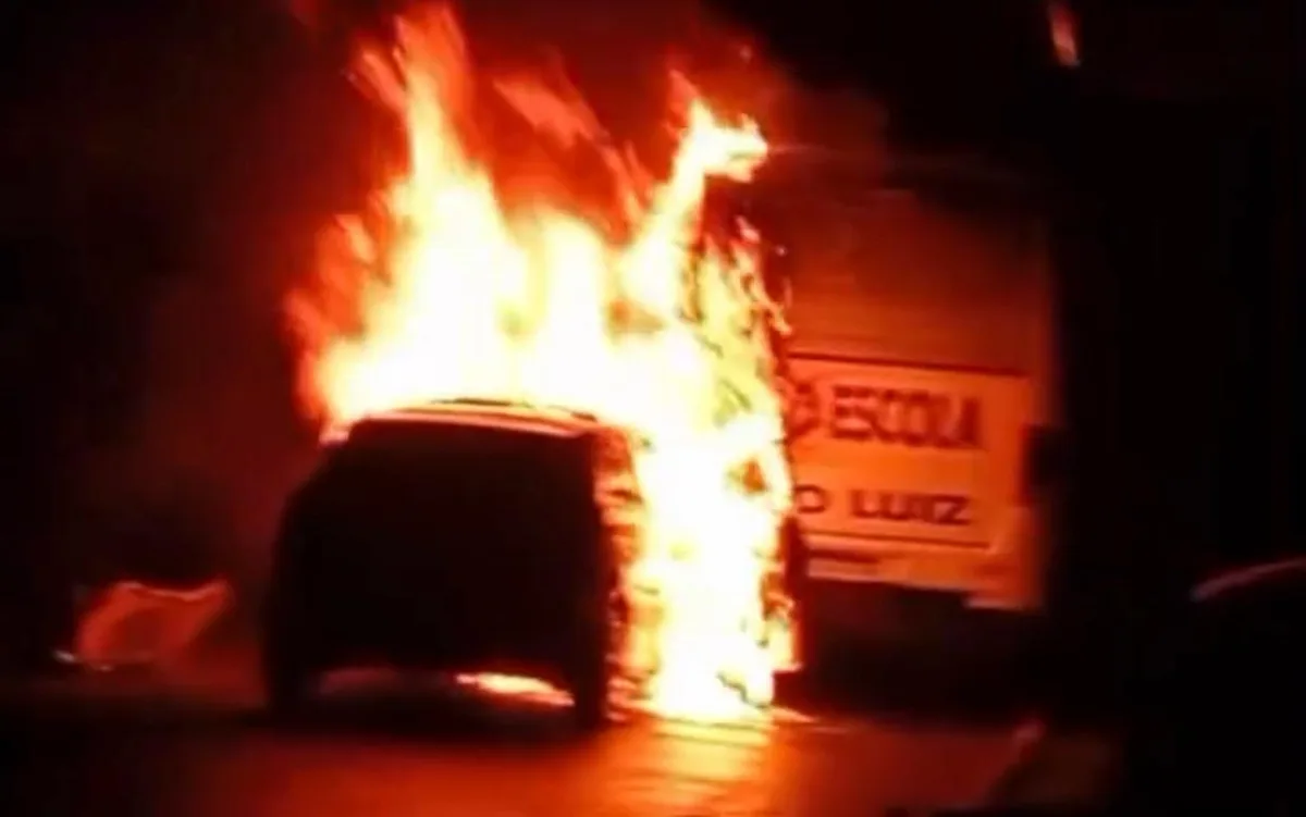 Motorista bate em micro-ônibus, provoca incêndio com destruição de veículos e foge