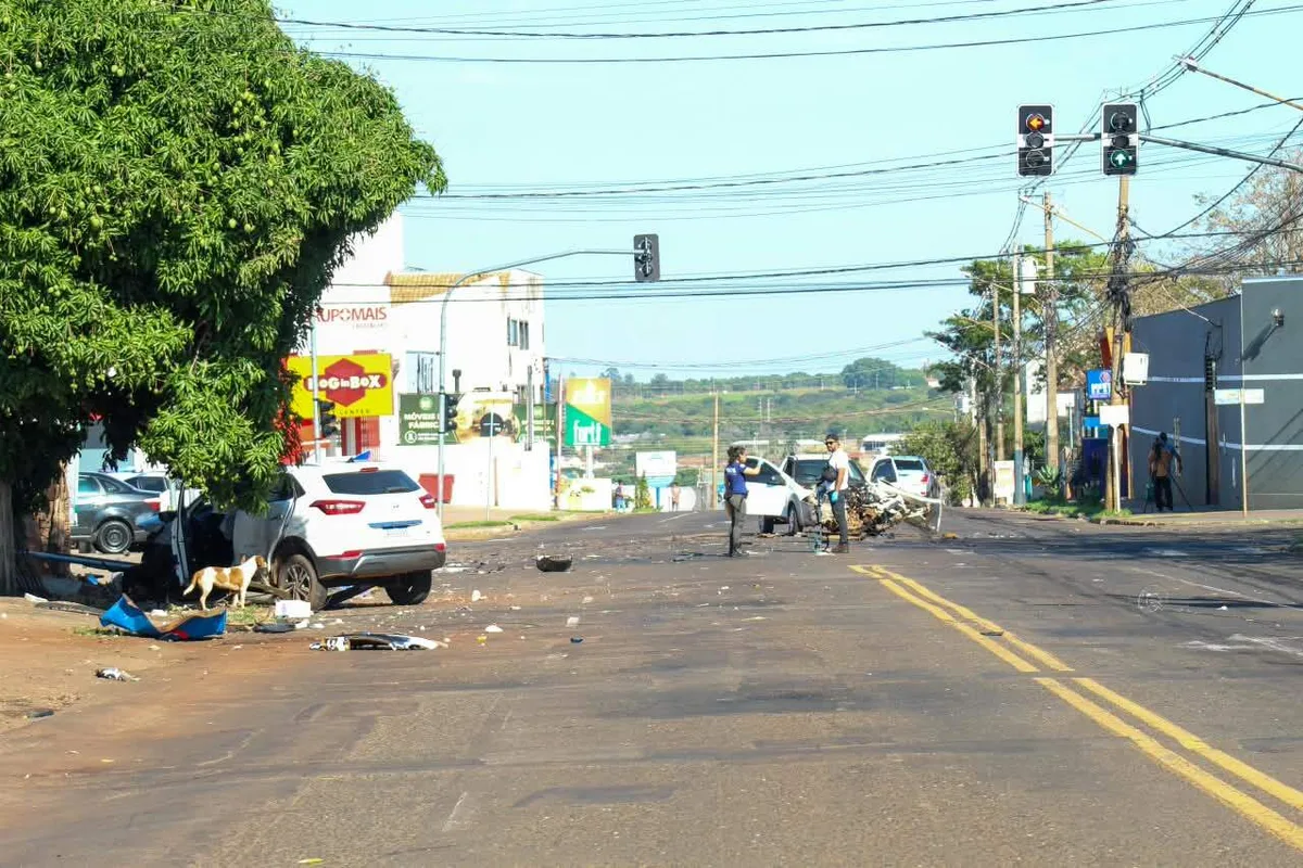Acidente em cruzamento termina com muro de casa e veículos destruídos