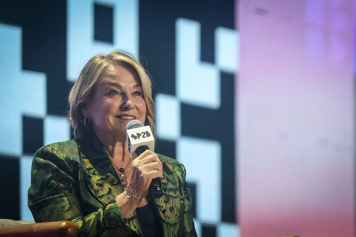 Produtividade e rotina mediada por telas são os novos cativeiros das relações, diz Esther Perel