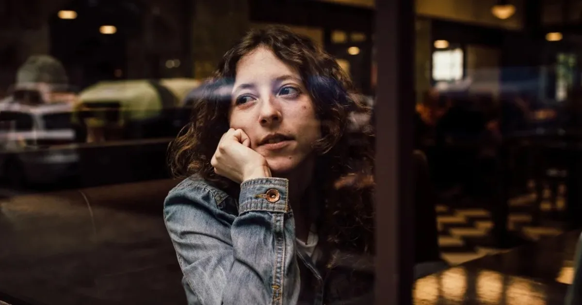 La psicología dice que las experiencias negativas pueden influir en la confianza y en la manera de construir vínculos. Distintos estudios explican qué papel cumplen el apego, la vulnerabilidad emocional y las relaciones anteriores en las amistades adultas