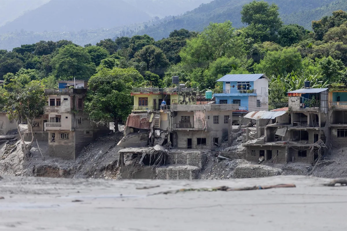China alerta de que un lago formado cerca de Nepal por restos de glaciar empezó a desbordarse